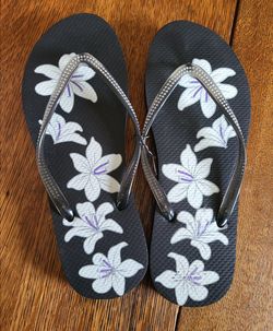 🌴 Tropical Floral Flip Flops – Women's – Black & White Hibiscus