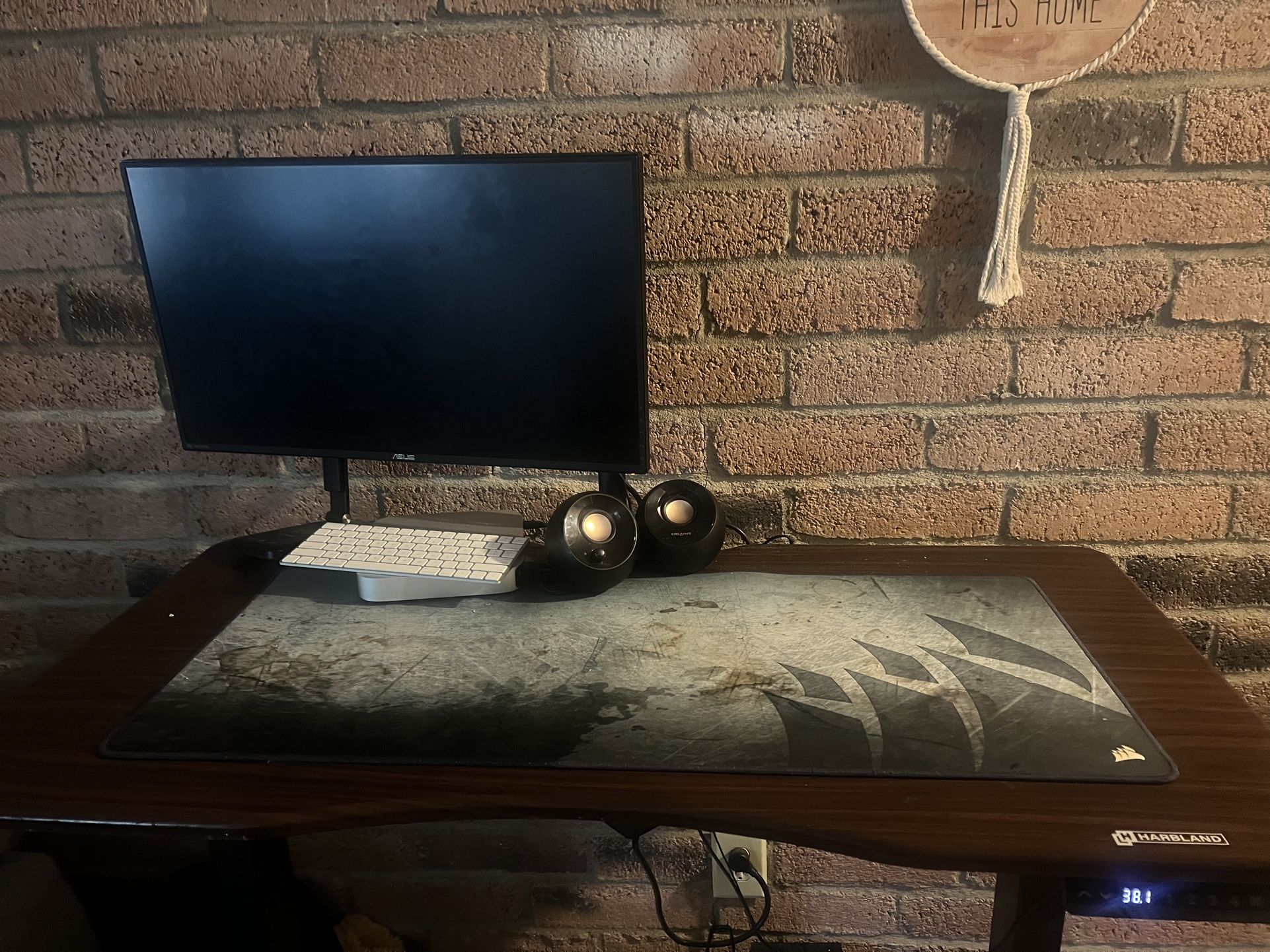 Selling Monitor, Mini Apple Computer, Table, Office Chair, Speaker And Light For A 1000. Light Use
