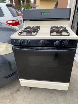 Ge gas stove range in good condition everything works