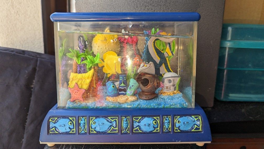 **RARE Vintage** Disney Snow Globe Finding Nemo Aquarium Fish Tank Snowglobe Musical