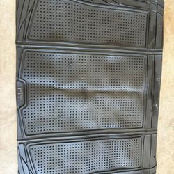 Heavy-duty rubber trunk mat