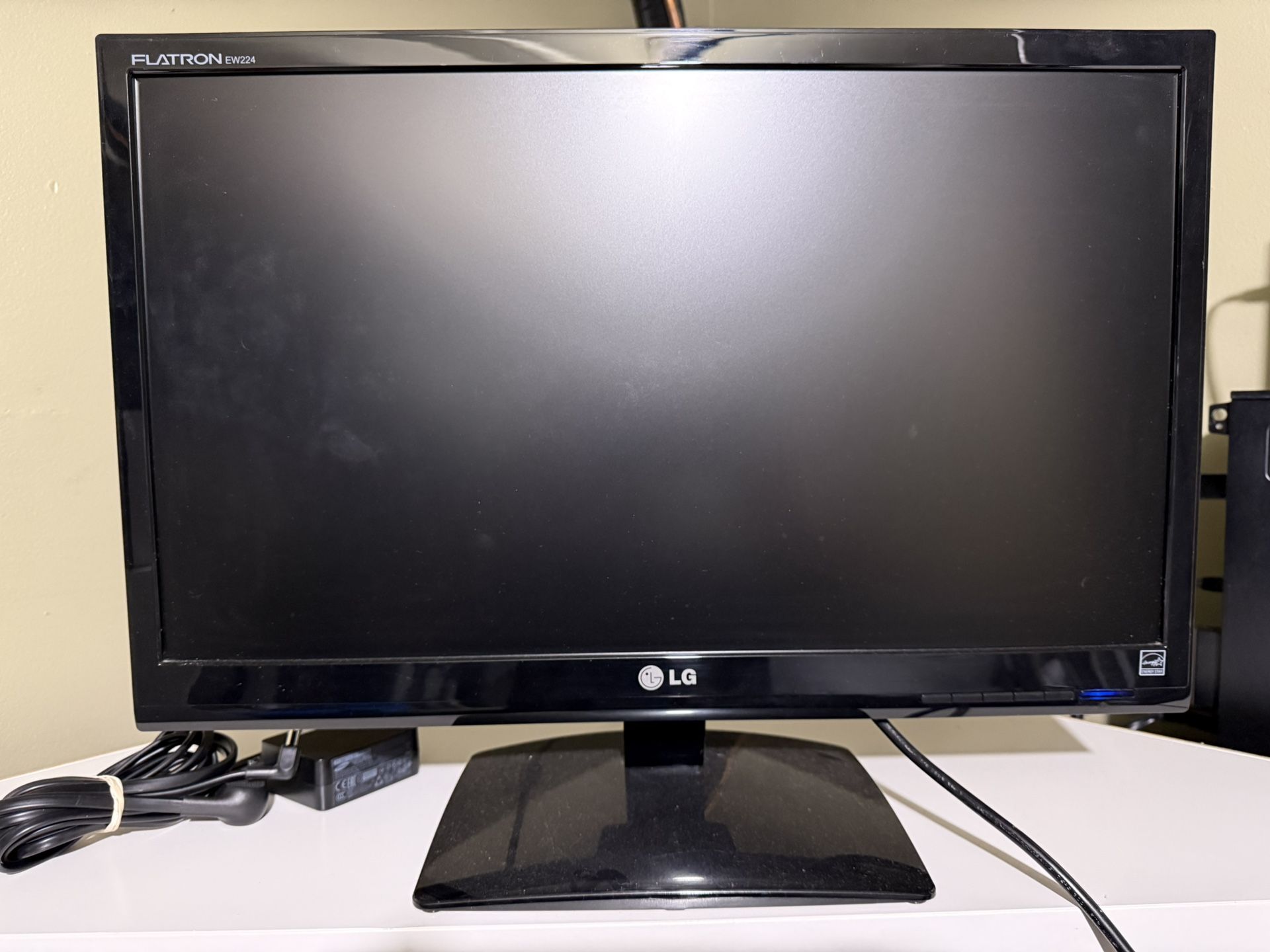 LG 21.5 LCD Monitor 