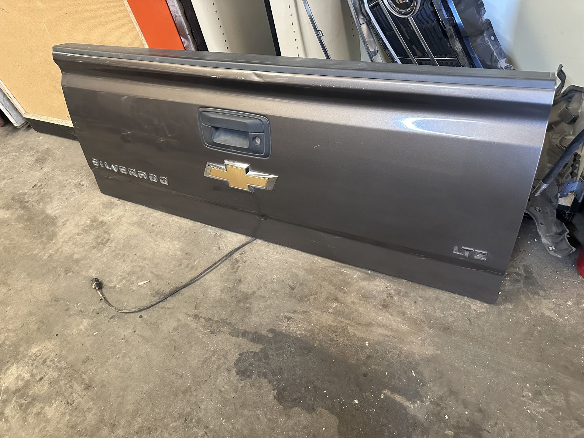 2014 2015 2016 2017 2018 Chevy Silverado 1500 GMC Sierra 1500 Rear Tailgate OEM