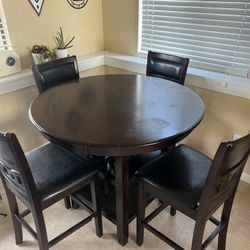 Round Table 4 Chairs