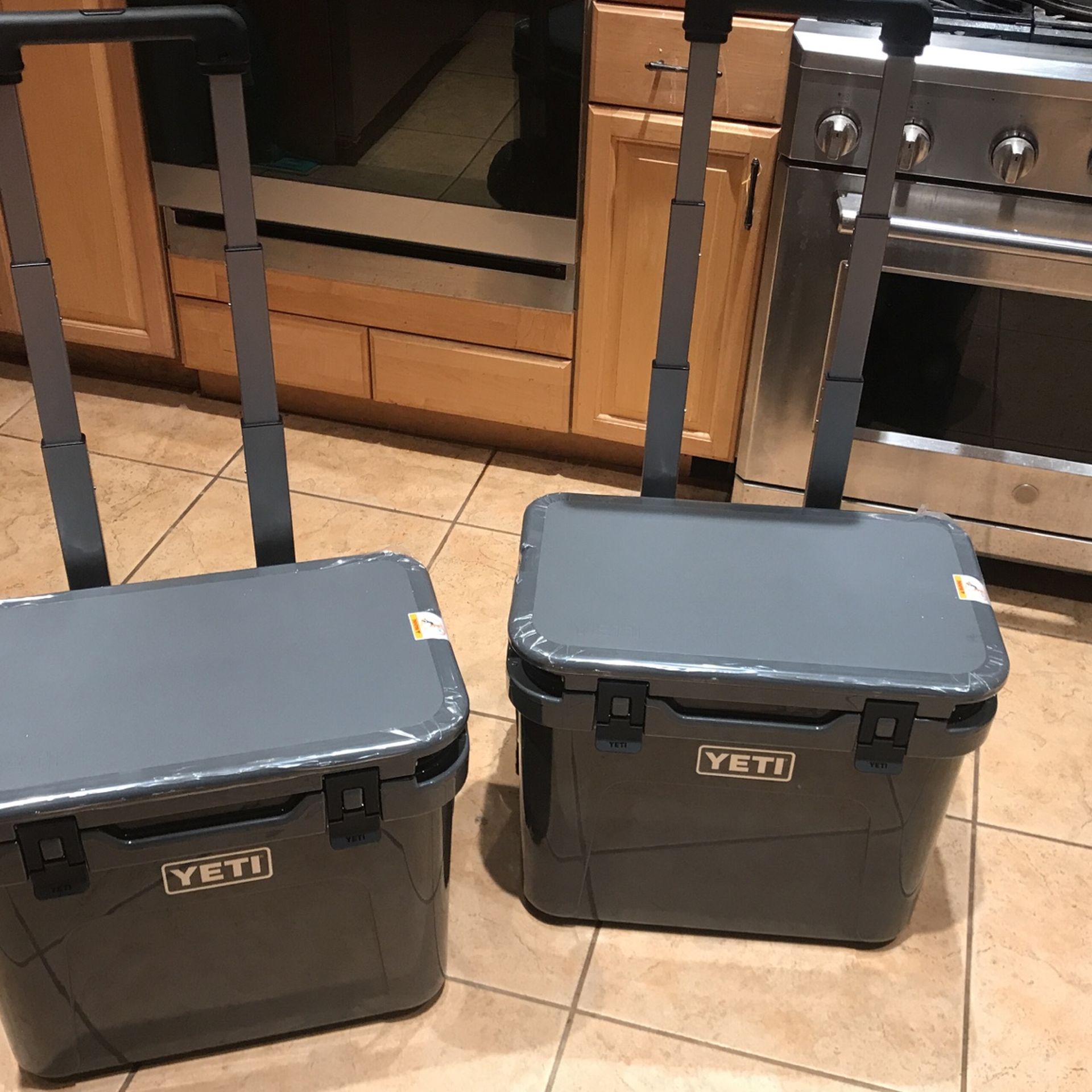 Yeti 32 Rolling Cooler/ice Chest