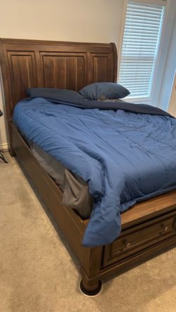 Wood bedframe with mattress