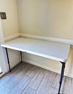 Plastic table can be folded