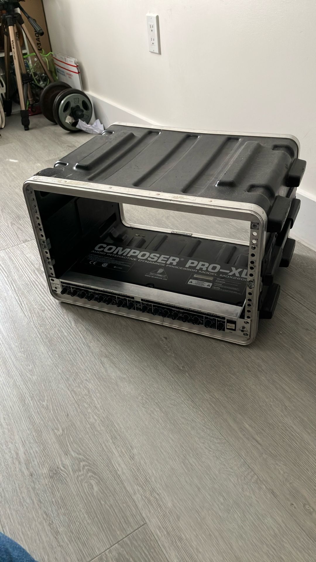 Behringer Composer Pro-XL MDX2600 + Technical Pro Rackmount Case w/ Doors