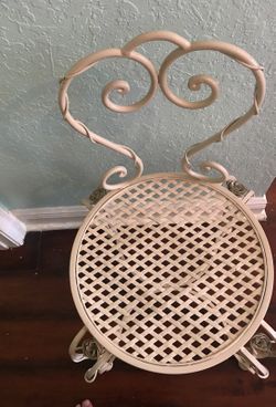 Adorable desk chair perfect for child’s desk❤️