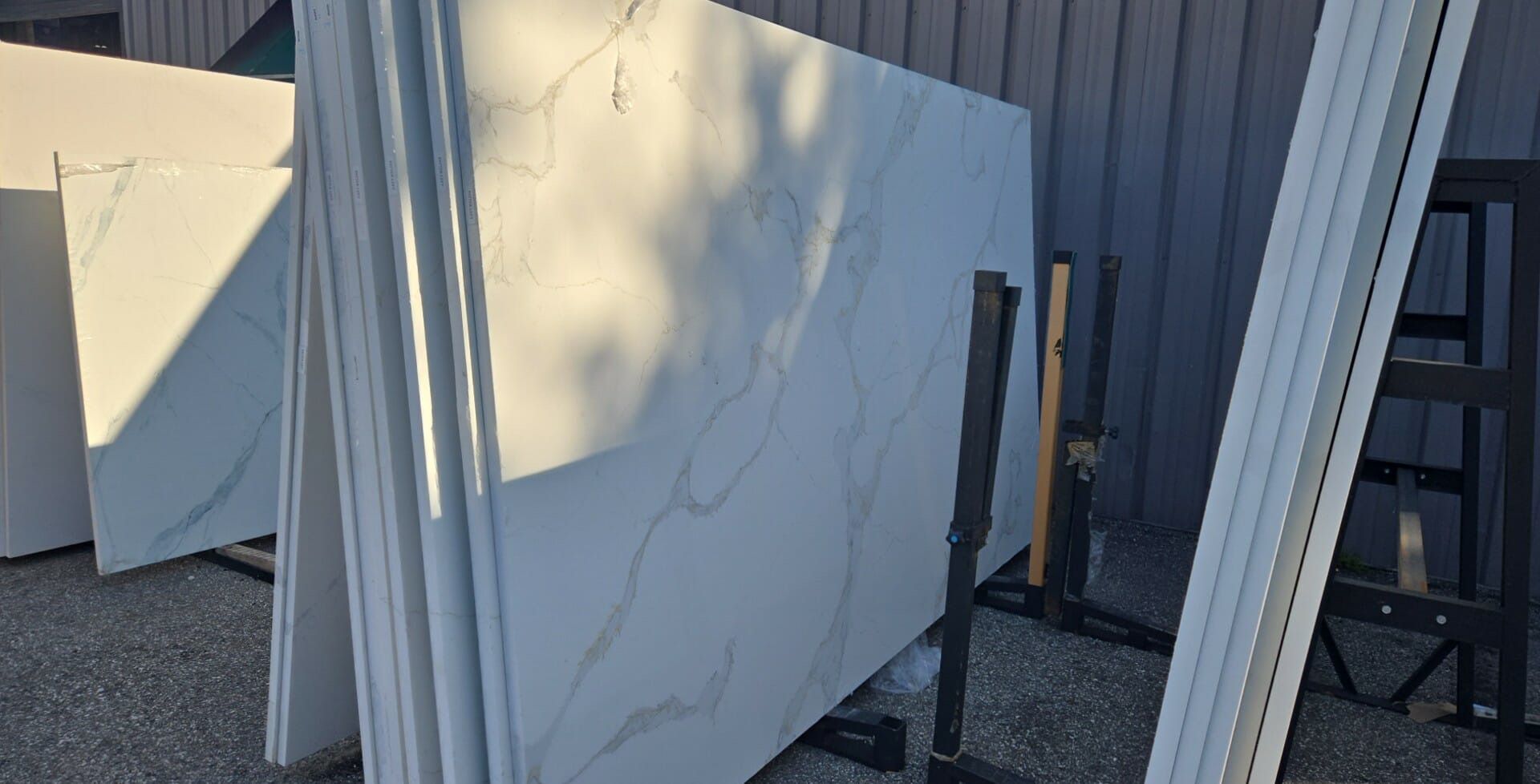Quartz Slabs White base • Elegant gold + grey veining • Smooth premium finish Upgrade your kitchen or bathroom with this beautifully balanced,
