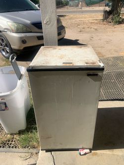 Mini refrigerator/ freezer
