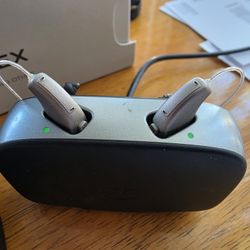 Like New Rechargeable Hearing Aids _ Pair _ WIDEX Moment 110 _ in Box with Charger