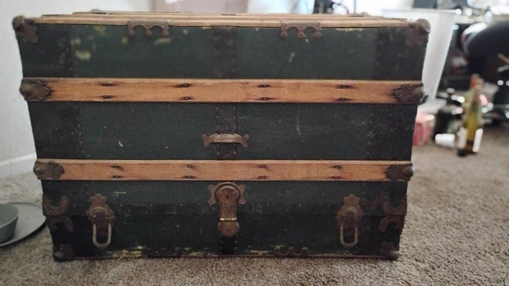Antique Machinst Toolbox Or Gun Cleaning Box. Or AKa: "CHEST"