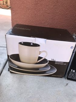 Dinnerware set