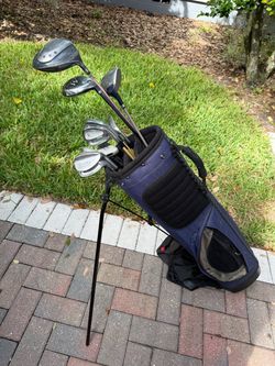 Ladies right handed golf club set.  Complete set with golf bag.