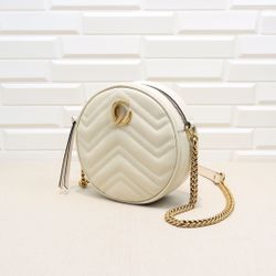 The new bag series features a circular mini shoulder bag with chain shoulder straps made of vintage imported Italian cowhide. Equipped with iconic har