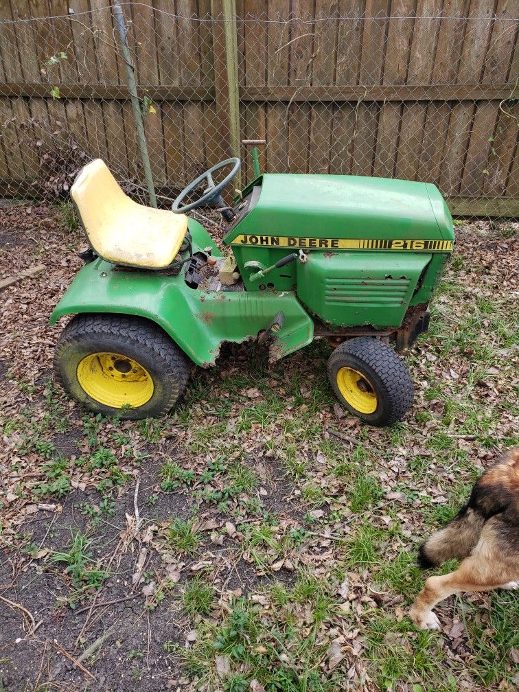 John Deere 216 Lawn Tractor