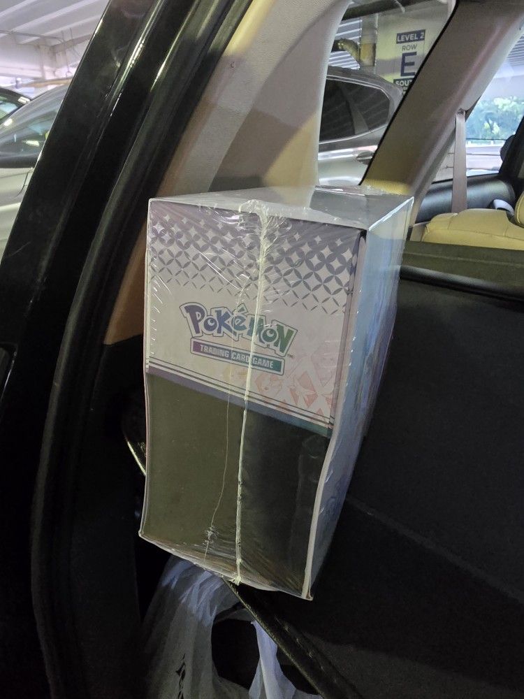 Pokemon Scarlet & Violet - Prismatic Evolutions Elite Trainer Box