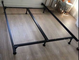 QUEEN / FULL/ CAL KING/ KING SIZE METAL BED FRAME (LIKE NEW)  (VERY STURDY)