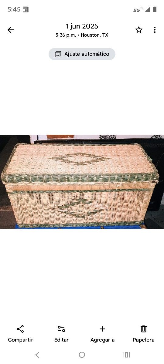 Baúl de mimbre vintage con marco y tapa de madera 13X29 pulgadas y altura mide 14