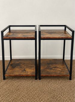 Wooden side tables. Mesas de noche.