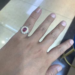 A ruby-like ring that can be adjusted in size, beautiful, suitable for wearing at a dance party, inlaid with sparkling small diamonds, and a silver ri