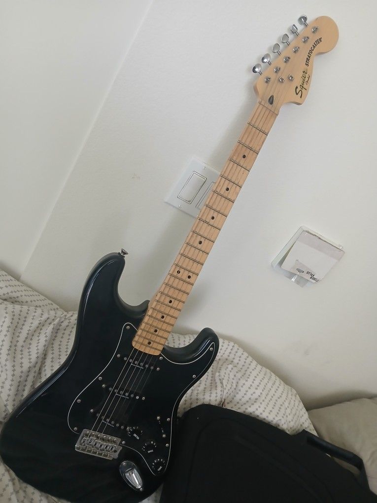Squier VINTAGE MODIFIED 70s Stratocaster in near Mint Condition. $300