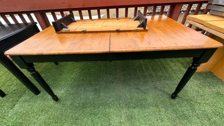 Extendable Solid Wood Dining Table – Excellent Condition