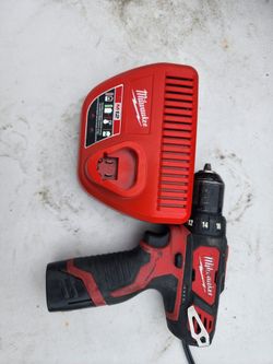 Milwaukee 12 Volts Drille And A Charger 95 Dollars