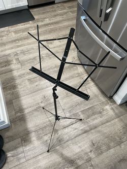 Full-Sized adjustable and portable music stand, black, in Excellent Condition.