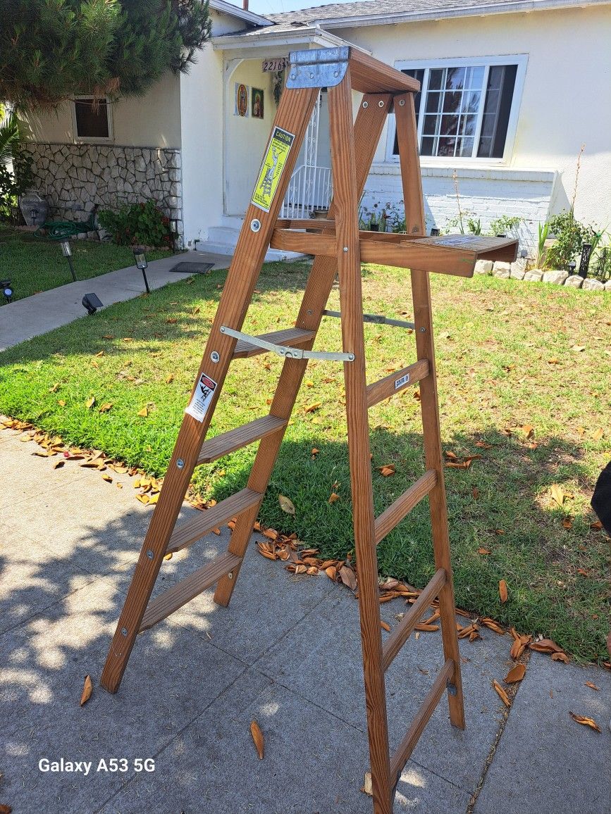 6ft Wood Ladder