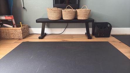 Set a three small wicker baskets