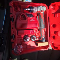 
M12 12-Volt Lithium-Ion Cordless ProPEX Expansion Tool Kit with (2) 1.5Ah Batteries, (3) Expansion Heads and Hard Case