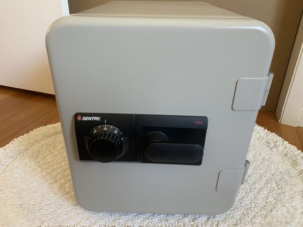 SENTRY SAFE- MODEL 1250, in VERY GOOD CONDITION for Sale in Lake Worth