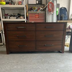 Dresser/chest of Drawers 