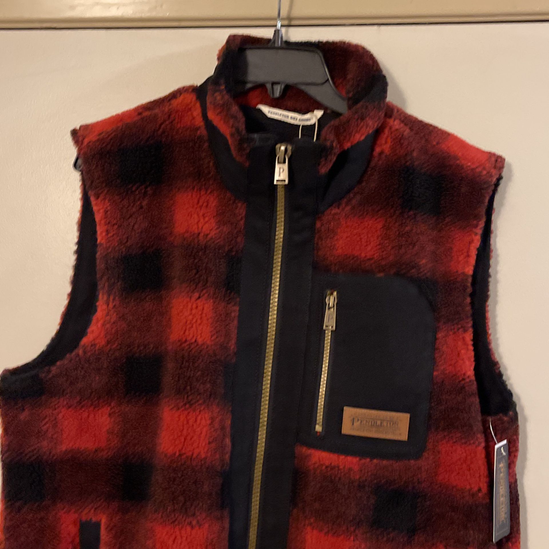 New With Tags Pendleton Red Buffalo Vest Large. No Deliveries 