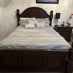 Bedroom Set In Solid Wood