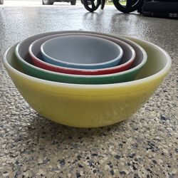 Pyrex Bowls Set of 4
