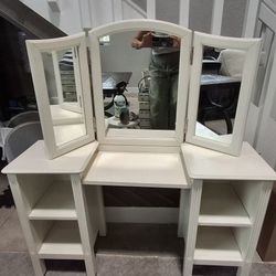 Childs MAKE UP Vanity