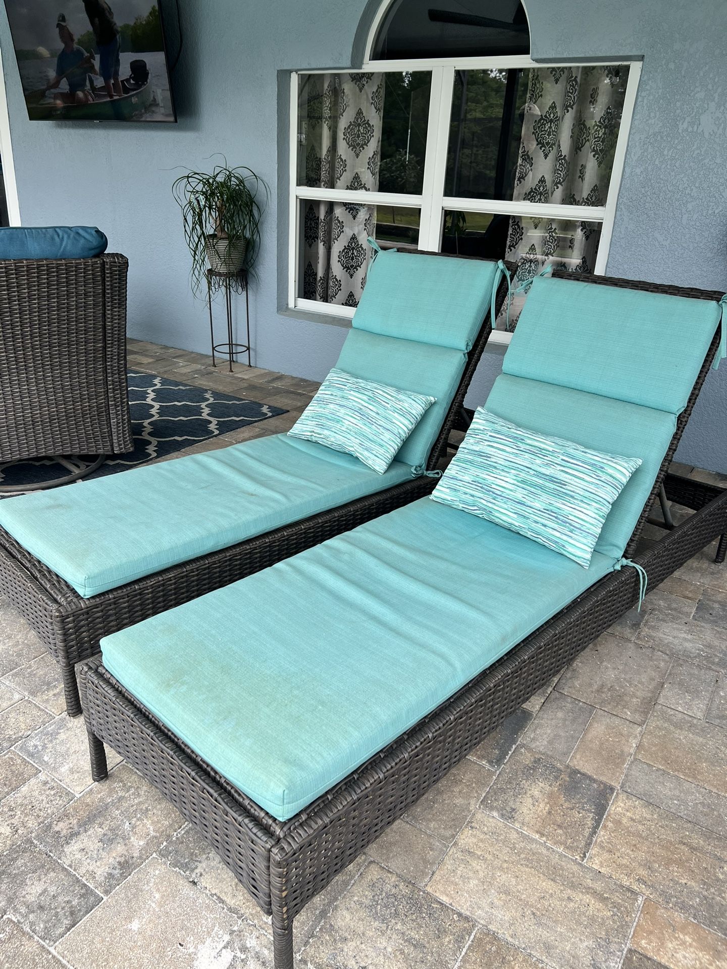2 Outdoor Lounge Chairs