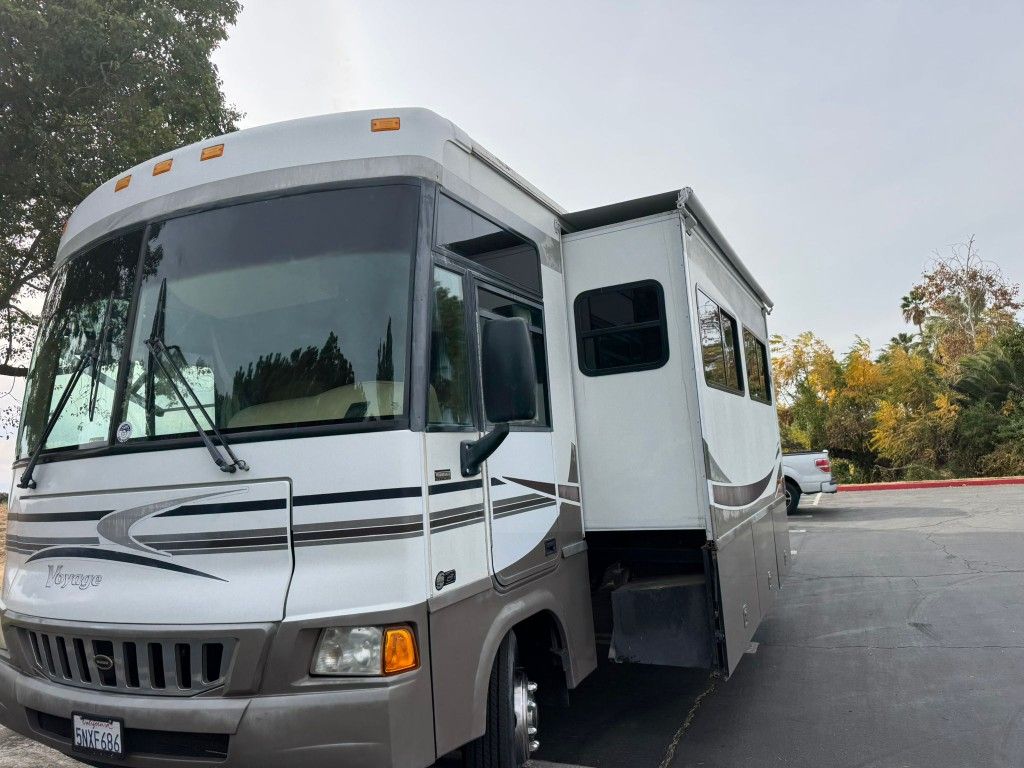 2005 Winnebago 33v