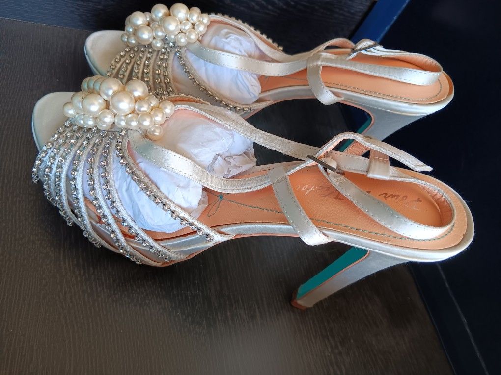 Women's Nearly Brand New Wedding Bridal High Heel Shoes