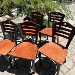 Tengo 5 Sillas De Madera Muy Masisas 