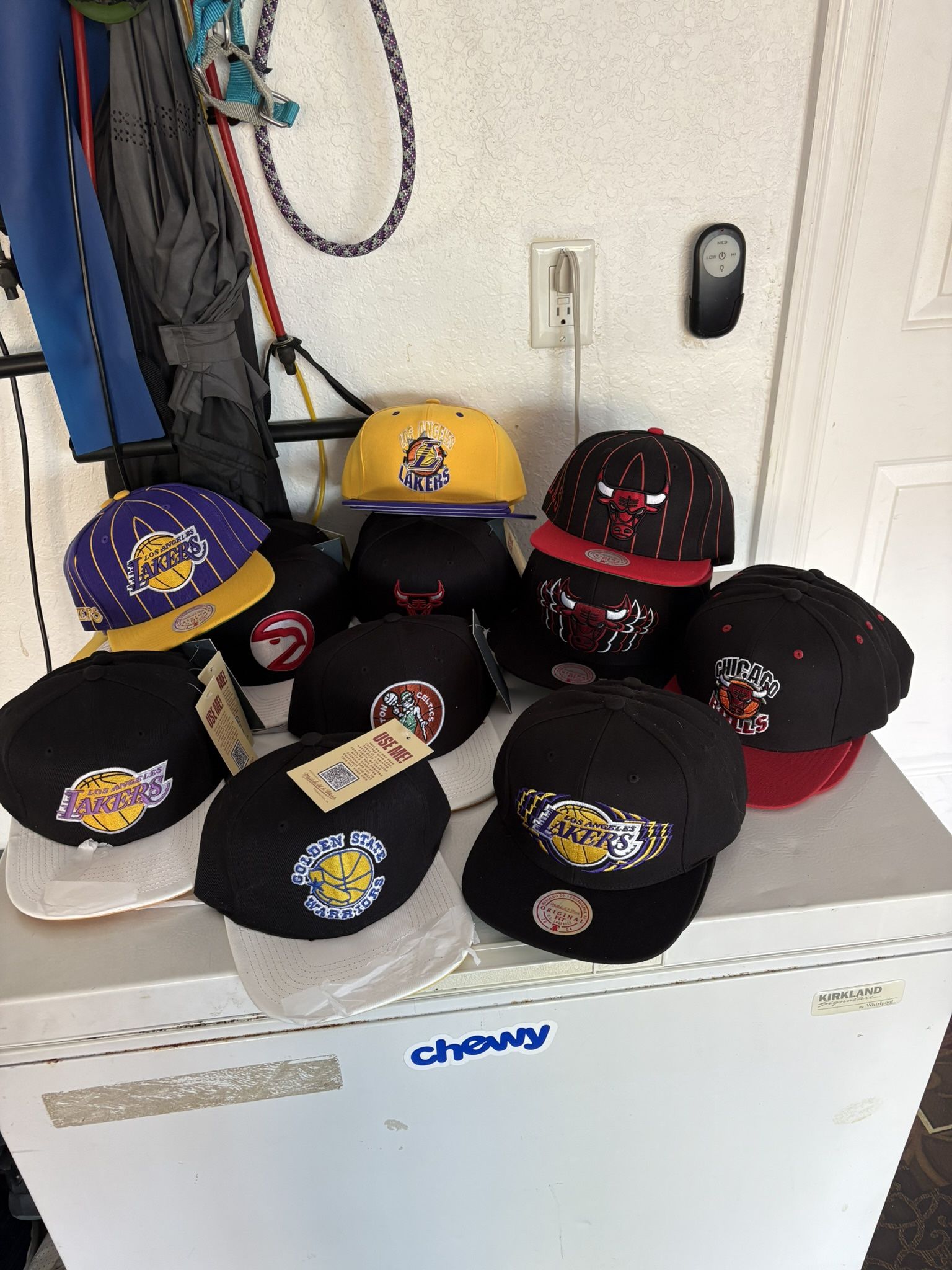 Retro NBA SnapBack Hats (Lakers, Bulls, Warriors, Celtics, Hawks)