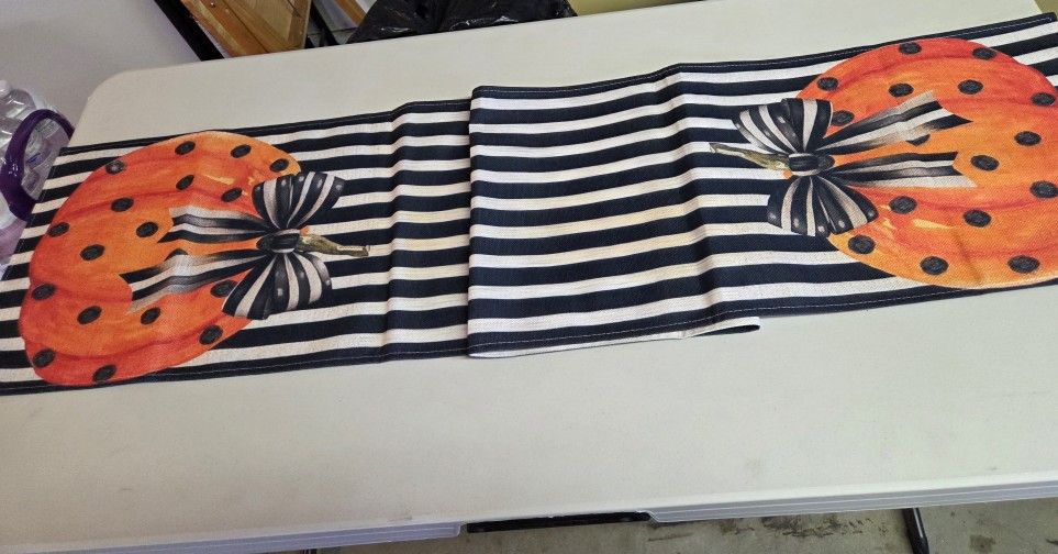 HALLOWEEN TABLE RUNNER