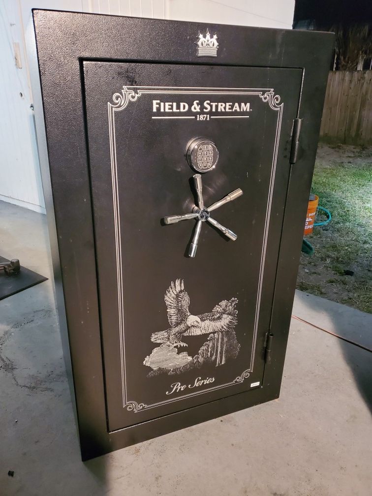 Field and Stream Gun Safe (large 36+6) for Sale in St. Petersburg, FL