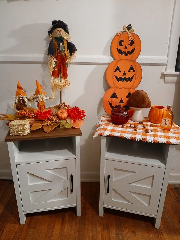 New Cute White 2pc Farmhouse Nightstands/End tables