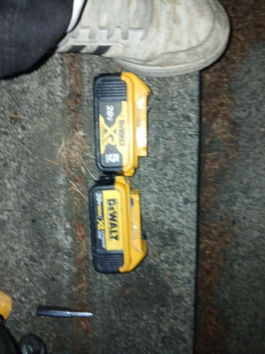 2 Dewalt 5ah Xr Batteries And Charger 100