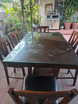 Dinning table seats 6