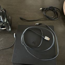 PS4 SLIM 1T Storage + Games + 2 Controllers